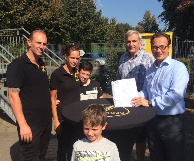 Markus Thieler und Melanie Dusoulier mit ihren beiden Söhnen, Udo Münch (SV Rosellen) und Bürgermeister Reiner Breuer