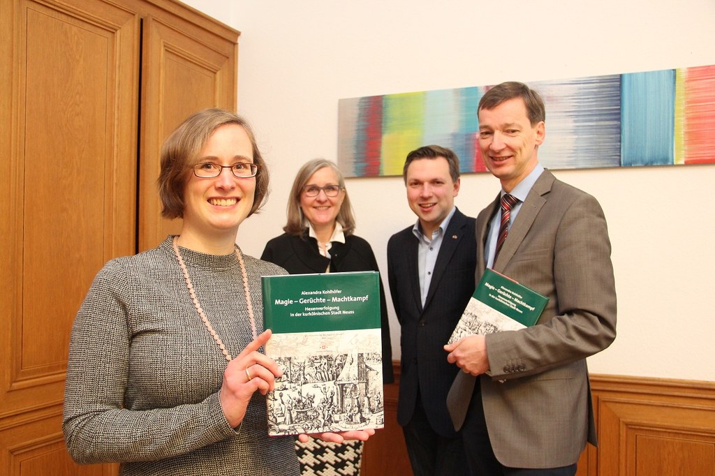 Autorin Alexandra Kohlhöfer, Kulturdezernentin Dr. Christiane Zangs, Michael Ziege, Vorsitzender des Kulturausschusses, und Stadtarchivleiter und Herausgeber Dr. Jens Metzdorf.
