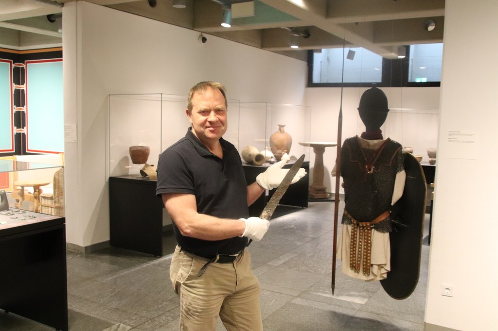 Dr. Carl Pause mit dem aus dem 7. Jahrhundert n. Chr.  stammenden restaurierten Hiebschwert.