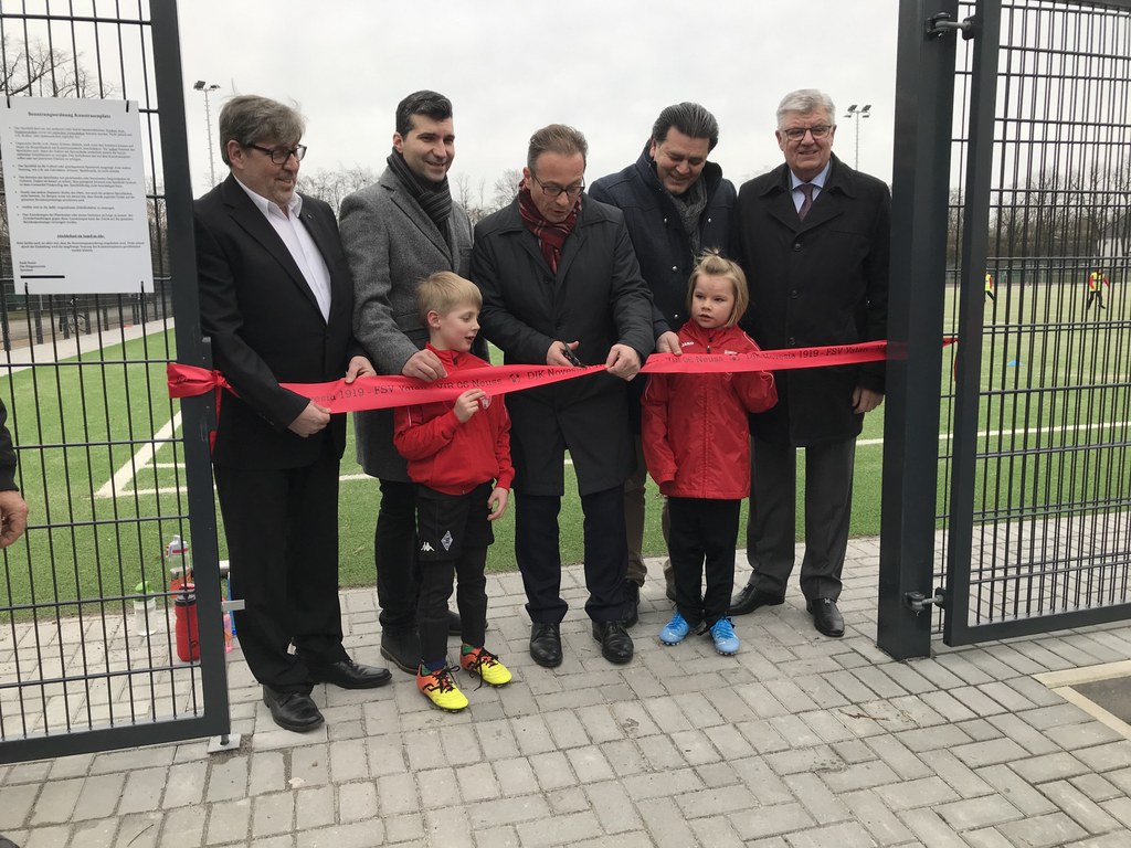 Herr Busch (DJK Novesia),  Herr Yilmaz (VFR), Bürgermeister Reiner Breuer, Herr Ciftci (Vatan), Rolf Knipprath (Vorsitzender Sportausschuss)