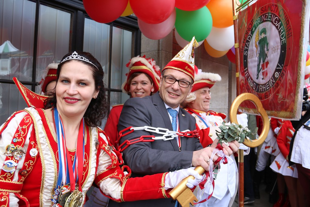 Novesia Conny I. Breuer-Heck entreißt Bürgermeister Reiner Breuer den Schlüssel zur Stadt.