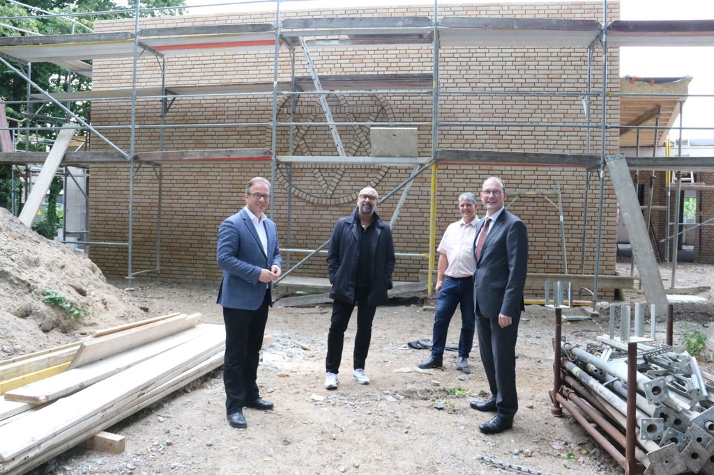 v.l.: Bürgermeister Reiner Breuer, Bert Römgens (Jüdische Gemeinde), Andreas van Eyk (Generalunternehmer) und Baudezernent Christoph Hölters vor dem Davidstern.