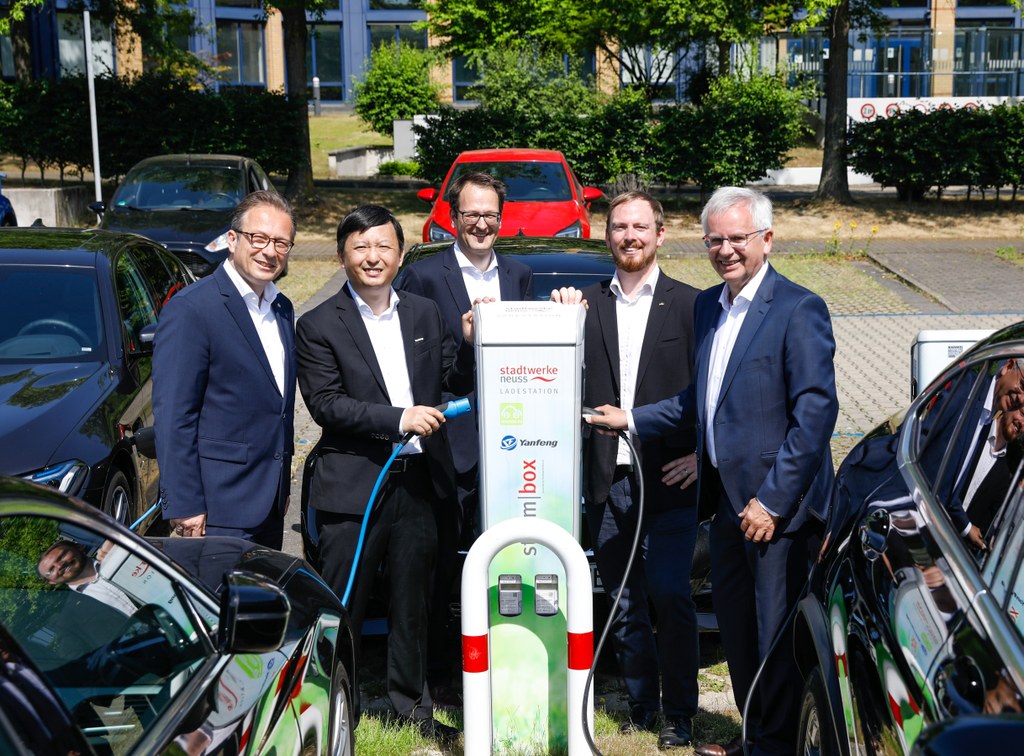 Foto: Stadtwerke Neuss/mangual.de: Nahmen den Stadtwerke-Ladepark bei Yanfeng in Neuss in Betrieb: Bürgermeister Reiner Breuer, Luo Jun, Vice President & Deputy General Manager Europe & South Africa bei Yanfeng Automotive Interiors, Gunnar Büchter, Executive Director Procurement & Strategy bei Yanfeng Automotive Interiors, Marc Vanderfuhr, Aufsichtsratsvorsitzender Stadtwerke Neuss Energie und Wasser GmbH und Stephan Lommetz, Vorsitzender der Geschäftsführung der Stadtwerke Neuss. (v.l.n.r.) Alle auf dem Foto abgebildeten Personen wurden unmittelbar vor den Aufnahmen negativ auf COVID-19 getestet.